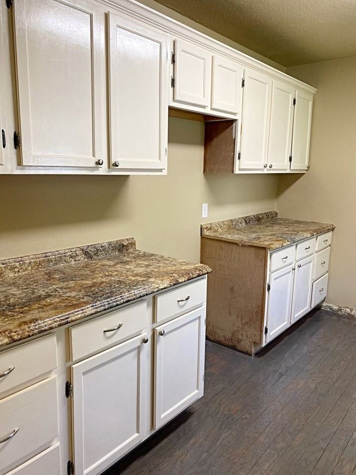 325 Alex St - Photo 4 of 9