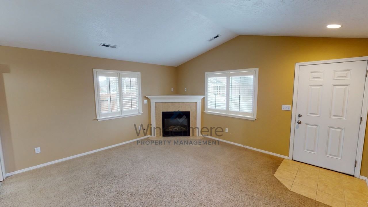 1233 Sw Carver St - Photo 4 of 13