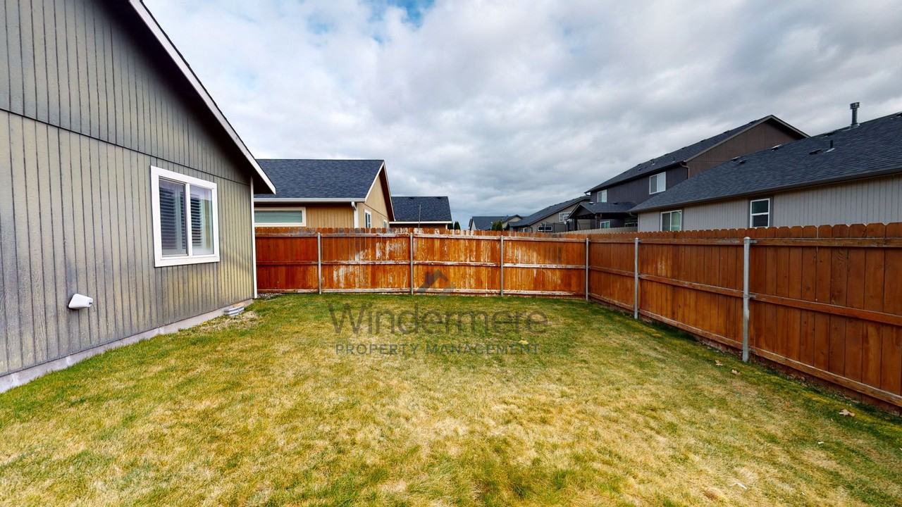 1233 Sw Carver St - Photo 2 of 10
