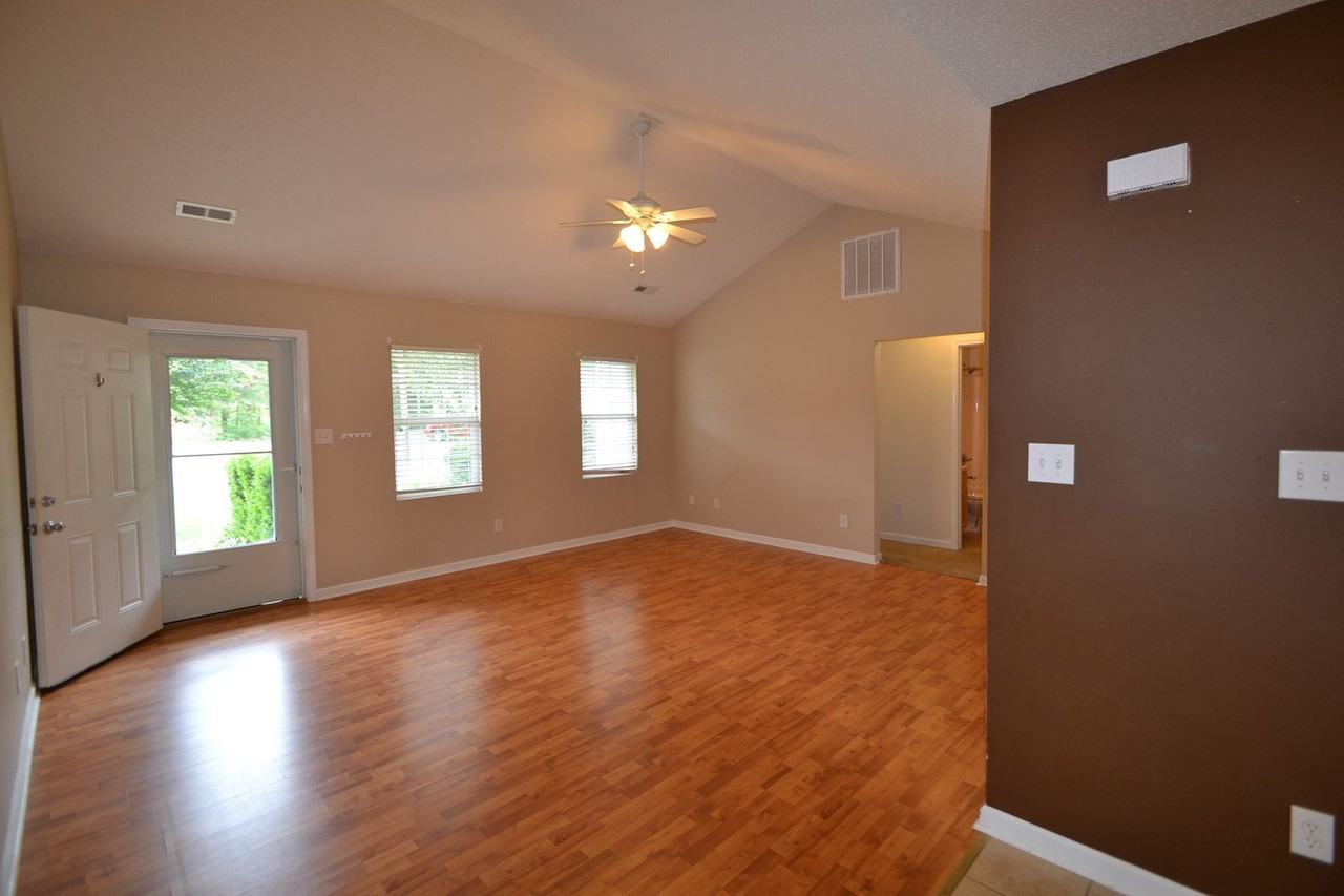 112 Dundee Ct - Photo 3 of 14