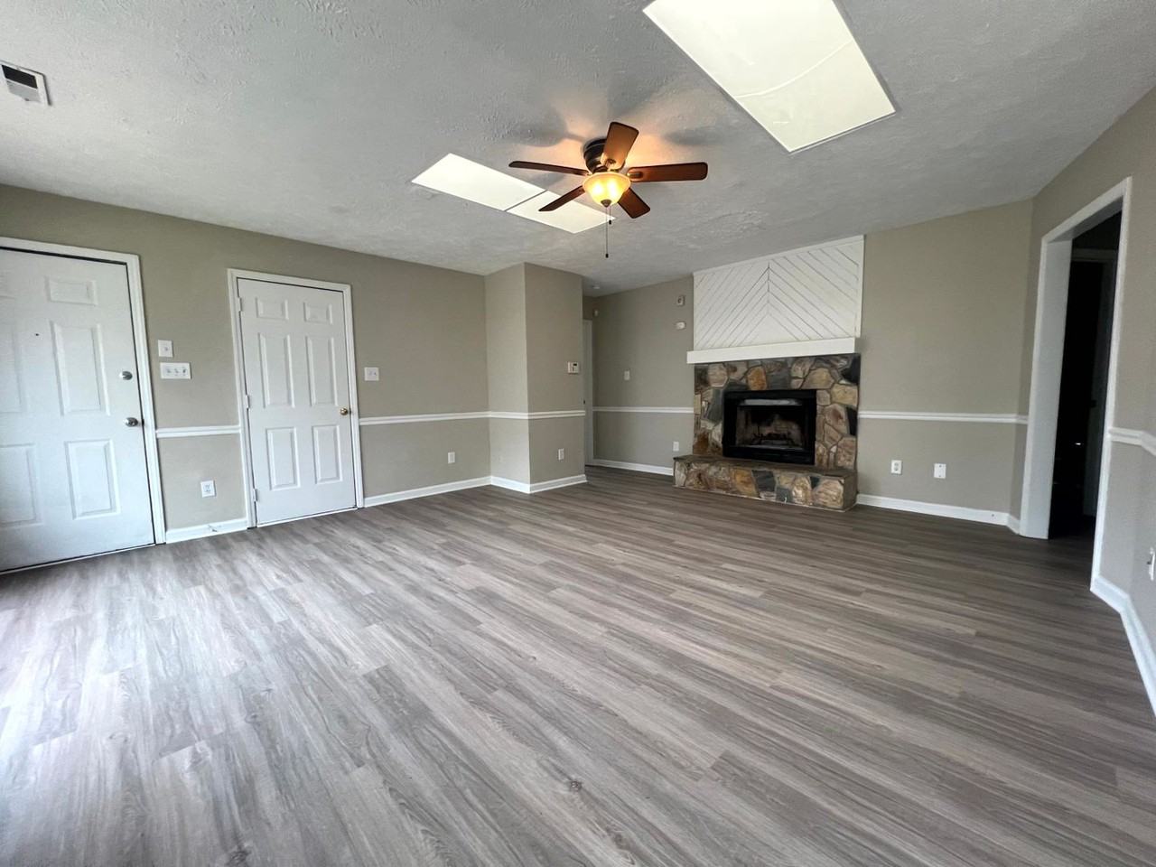 544 Auburndale Ln - Photo 4 of 16