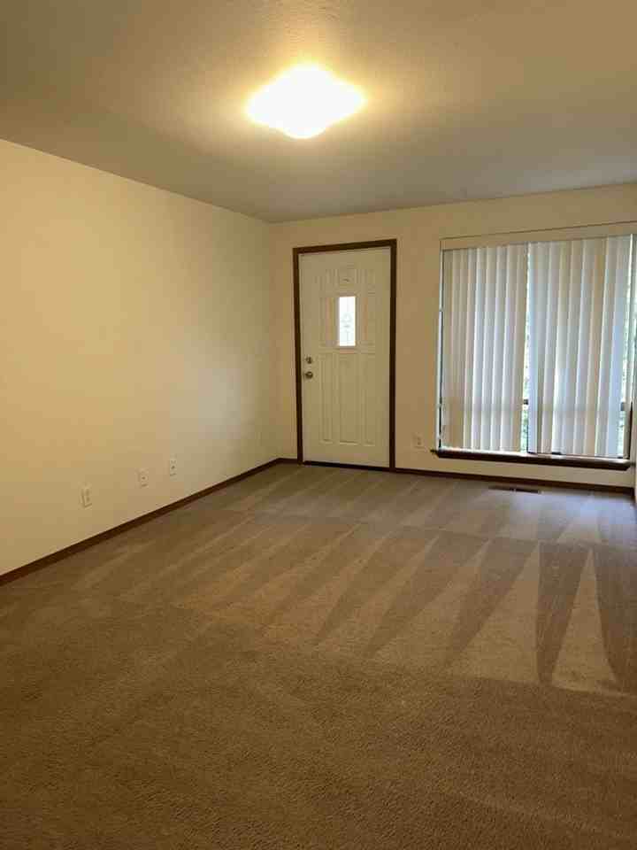 1321 Toledo St - Photo 4 of 19