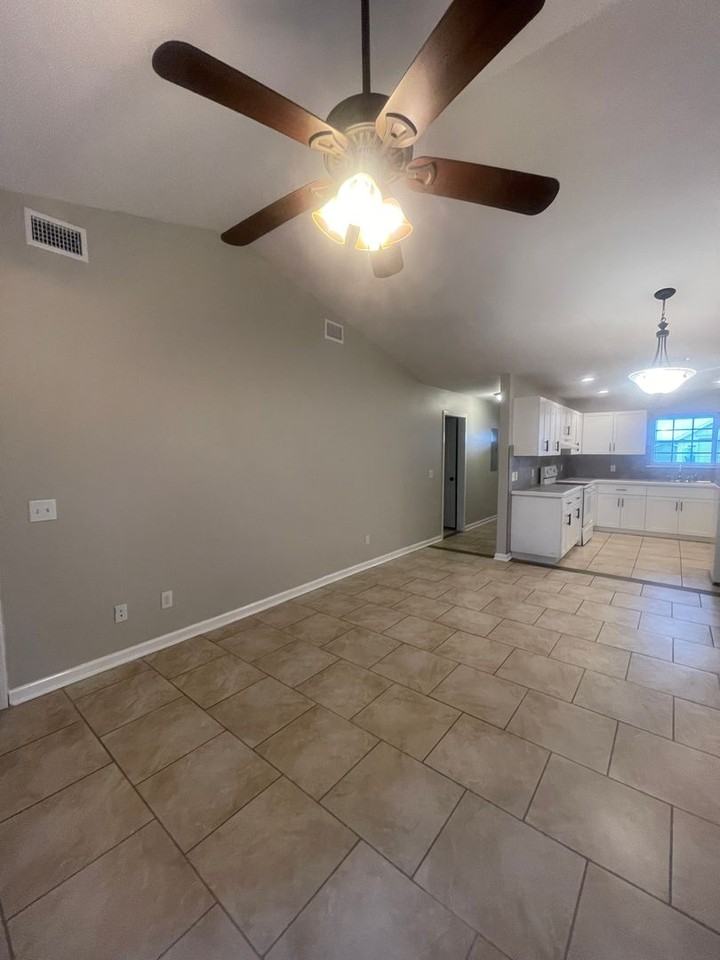 108 Leeswood Cir - Photo 3 of 11