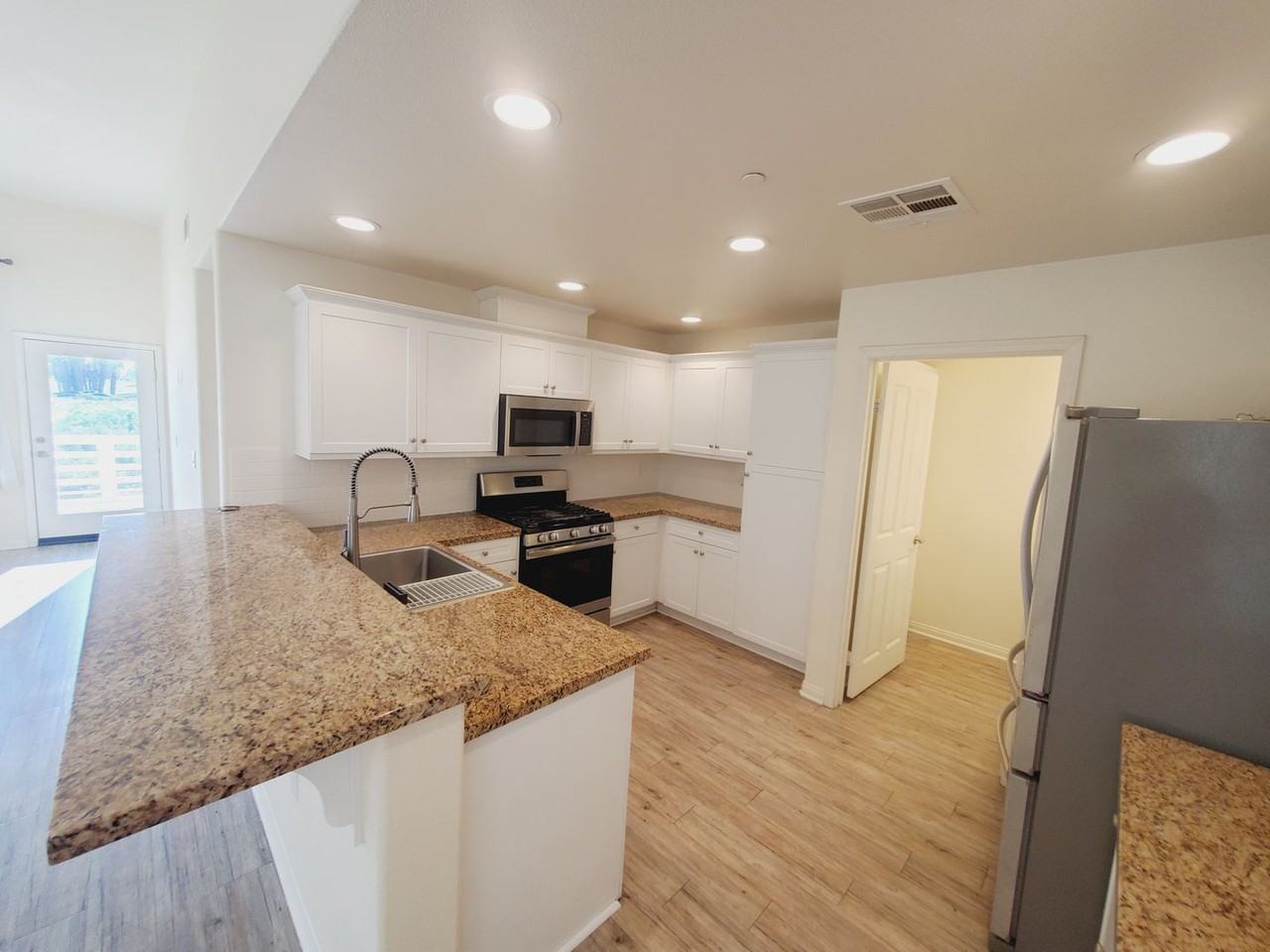 992 Los Angeles Ave #103 - Photo 4 of 30