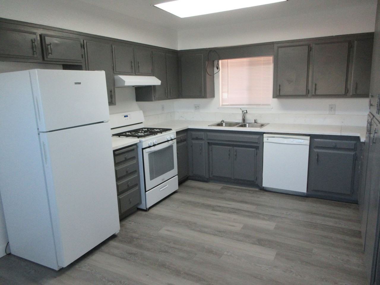 1205 W Upjohn Ave - Photo 2 of 12