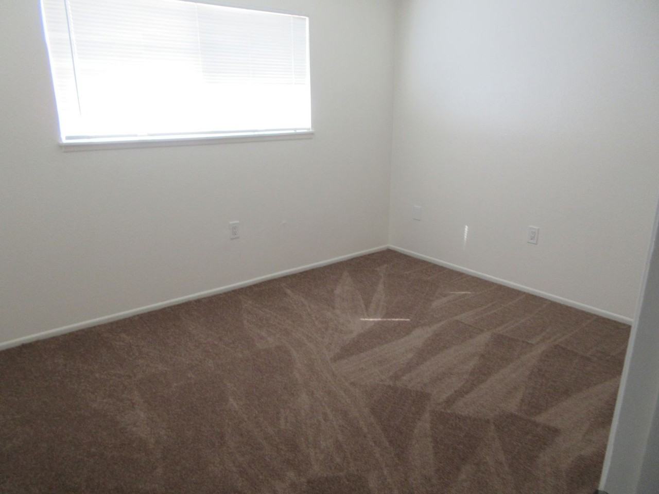 1205 W Upjohn Ave - Photo 4 of 12