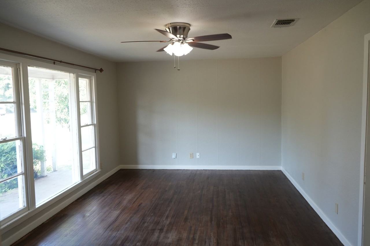 3008 47th St - Photo 2 of 11