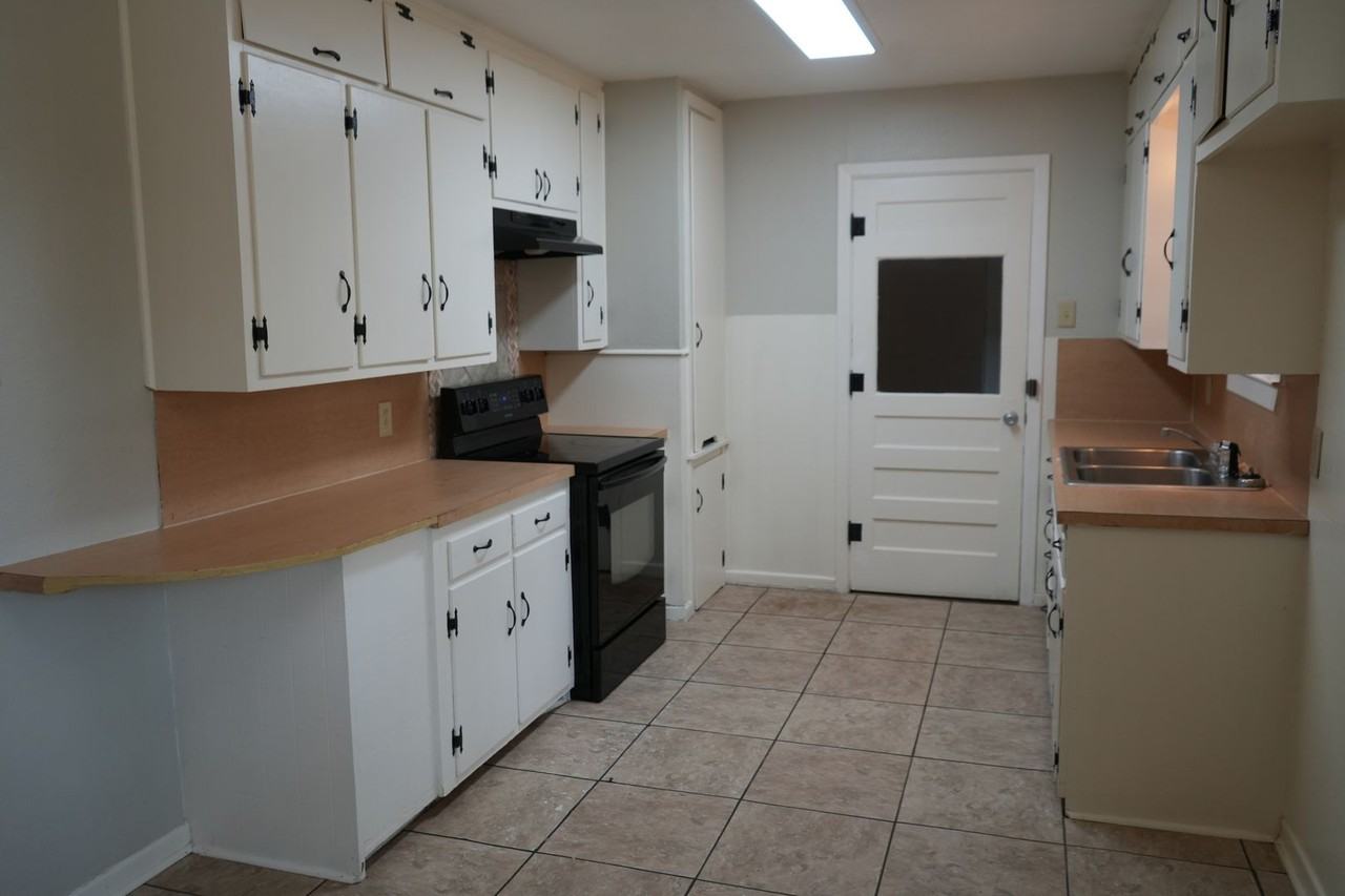 3008 47th St - Photo 3 of 11