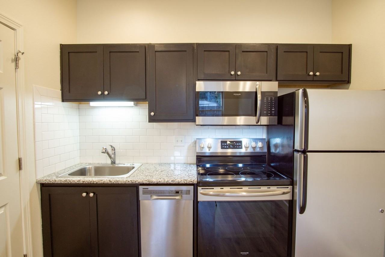 2007 Ne Broadway St #7 - Photo 4 of 16