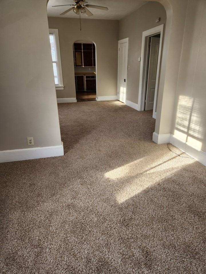 1404 32nd St - Photo 2 of 8