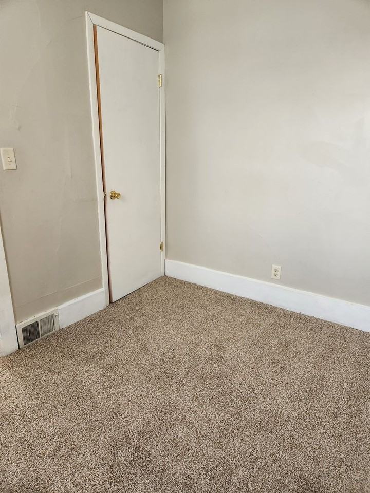 1404 32nd St - Photo 3 of 8