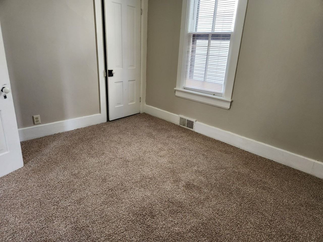 1404 32nd St - Photo 4 of 8