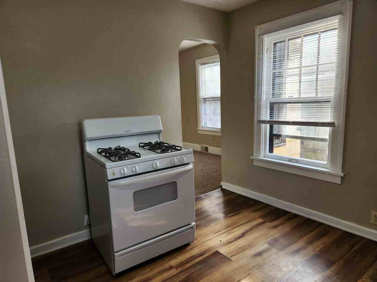 1404 32nd St - Photo 6 of 8