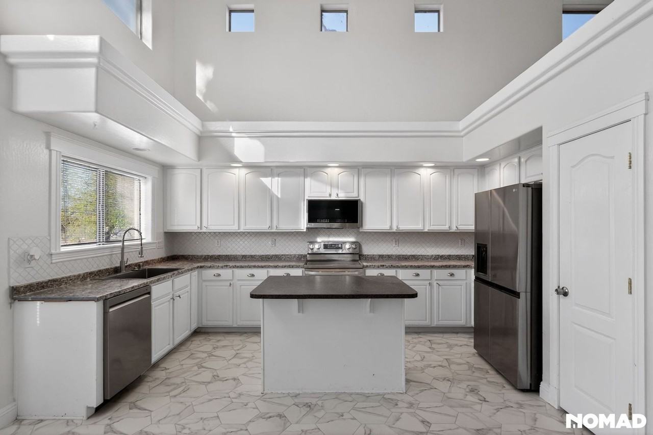 7733 W Southgate Ave - Photo 5 of 41