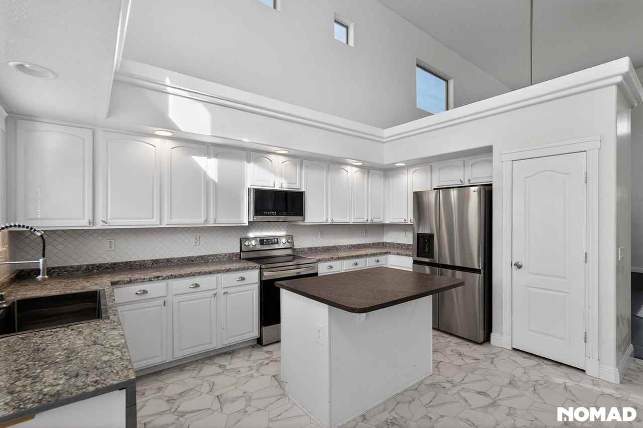 7733 W Southgate Ave - Photo 7 of 41