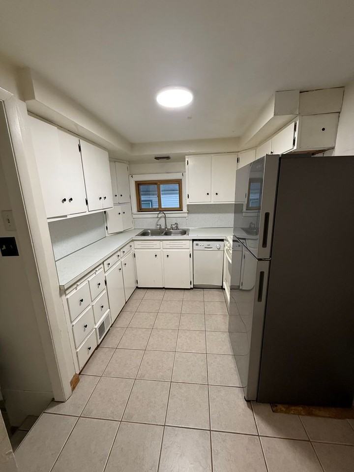 7066 Southern Blvd - Photo 2 of 15