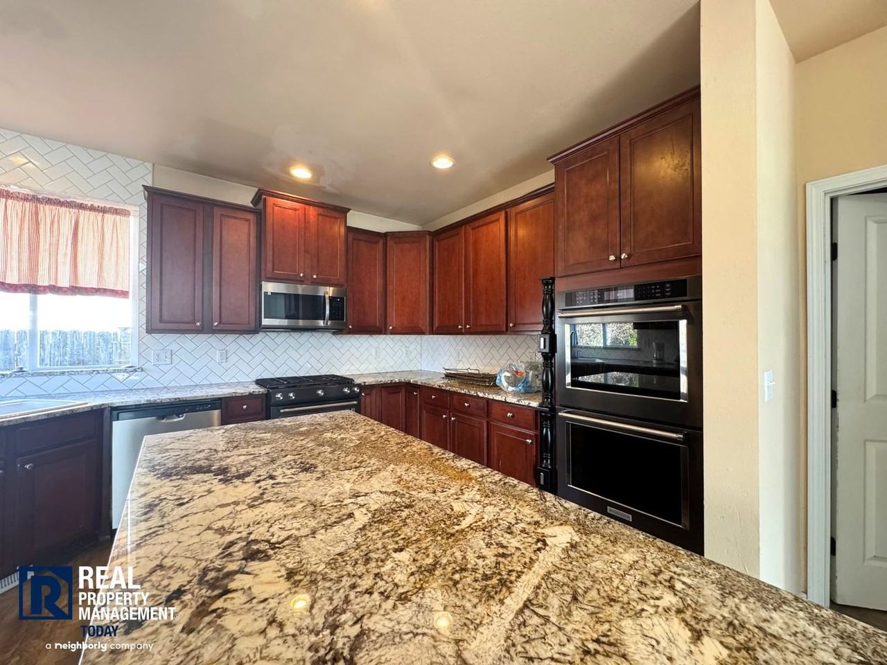 4788 Okanogan Dr Se - Photo 6 of 14