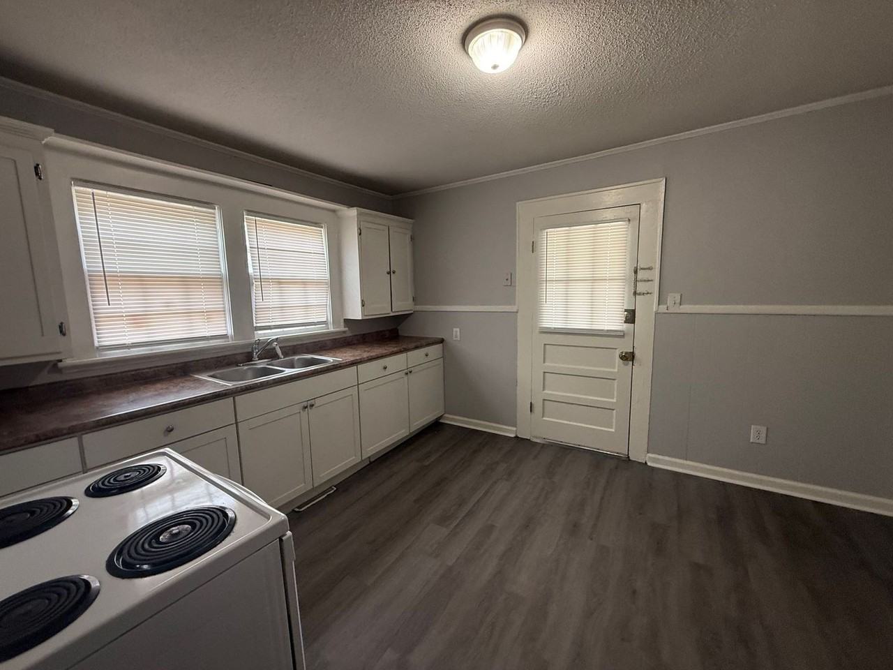 902 N Main St - Photo 2 of 18