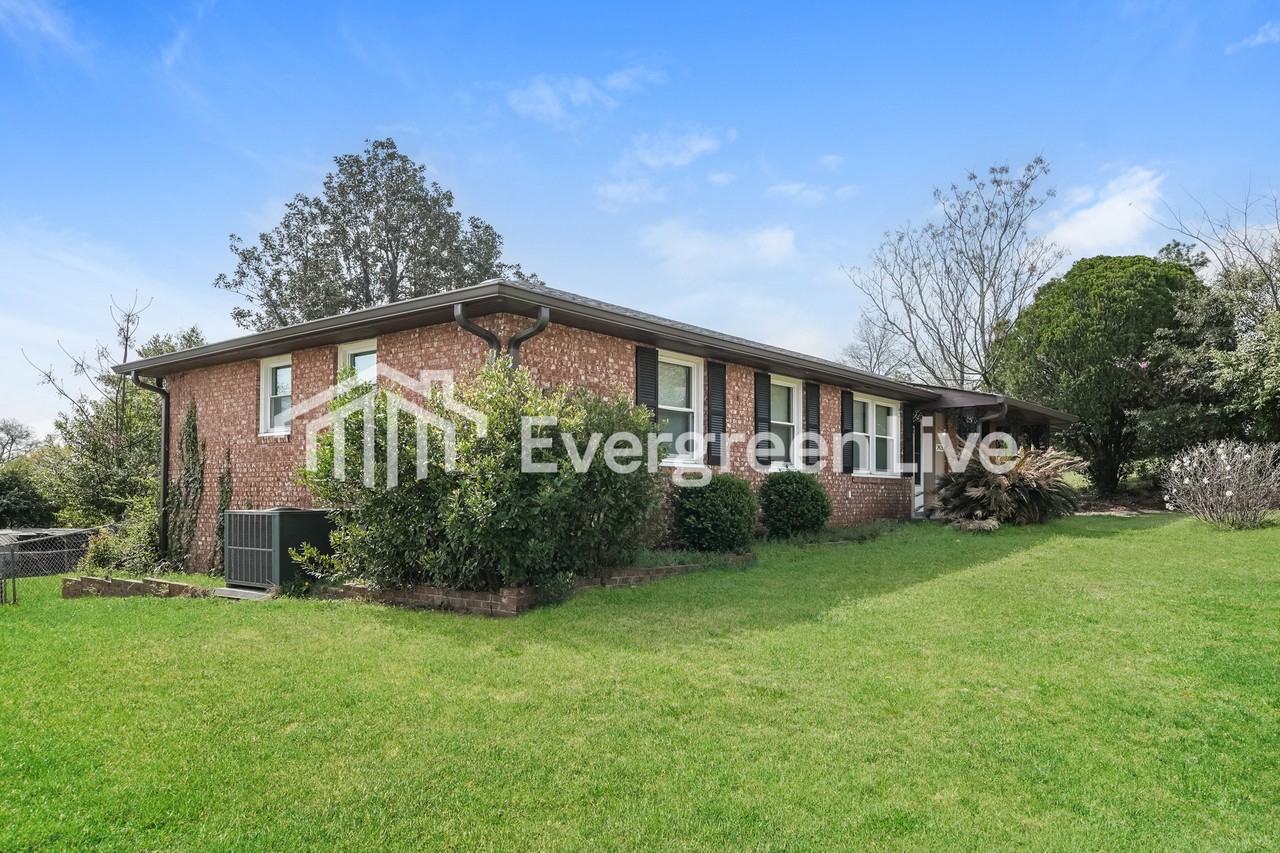 2428 Sumac Dr - Photo 2 of 15