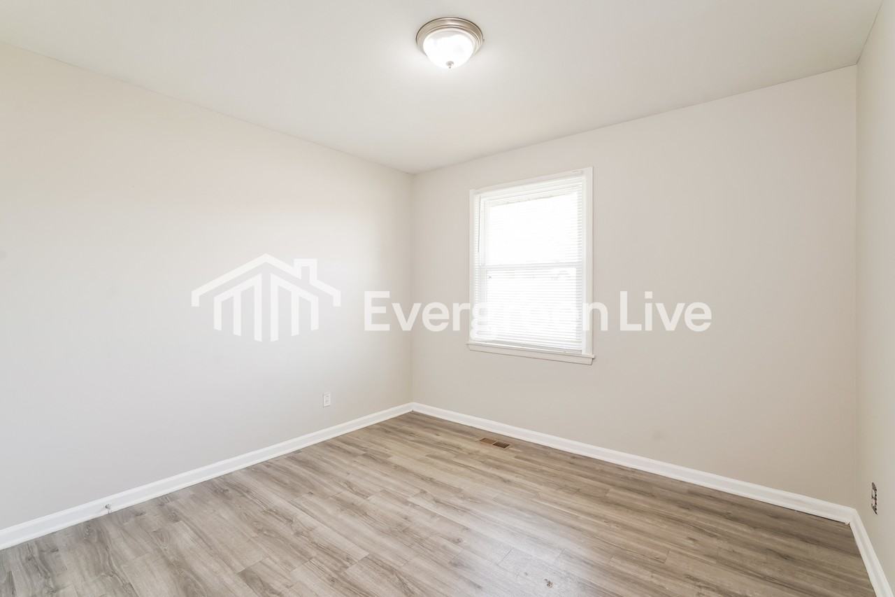 2428 Sumac Dr - Photo 4 of 15