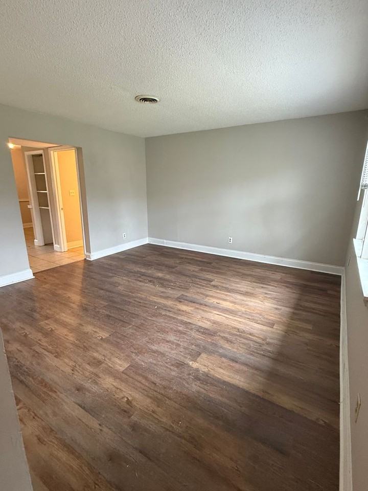 810 Schmitt Rd - Photo 3 of 12