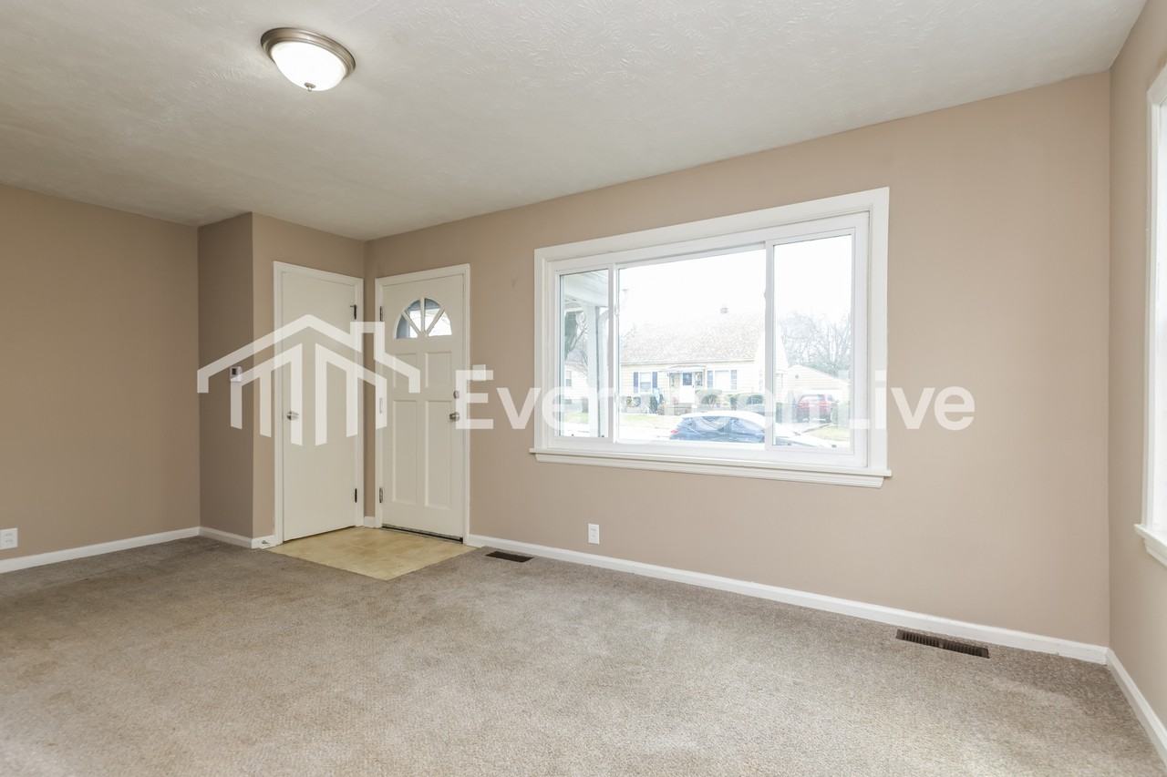 49 Thorpe Dr - Photo 3 of 15