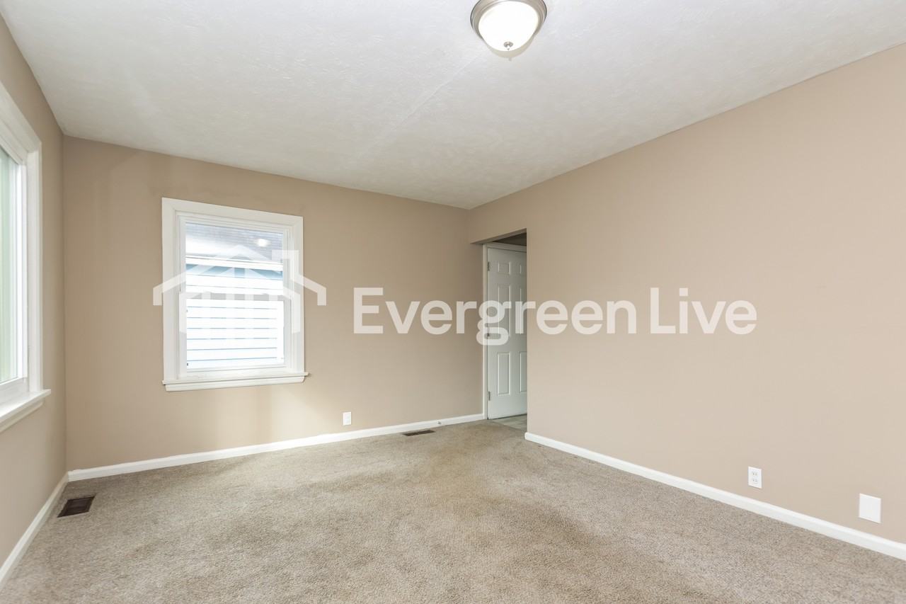 49 Thorpe Dr - Photo 7 of 15