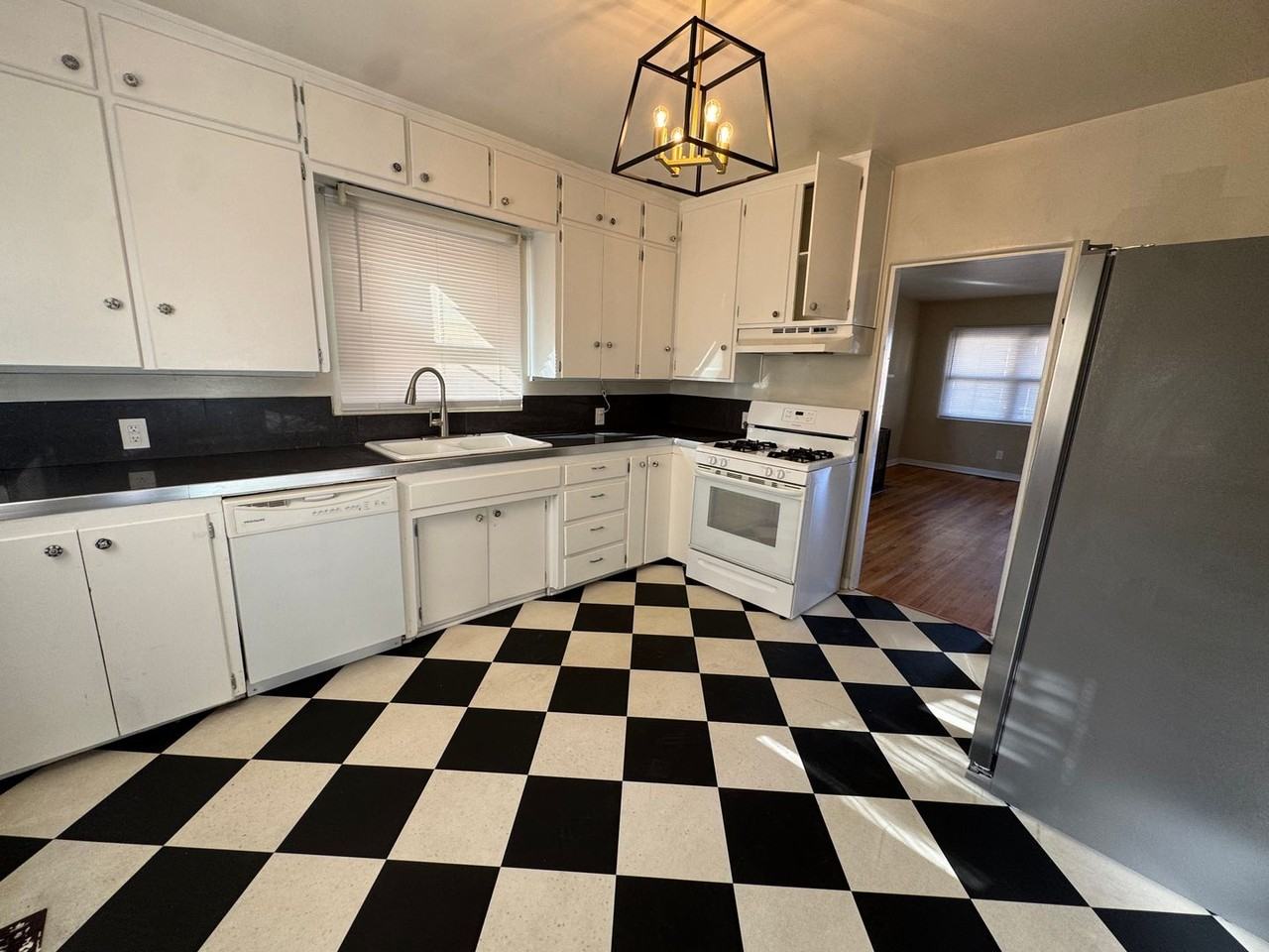 1142 Vassar Dr Ne - Photo 7 of 14