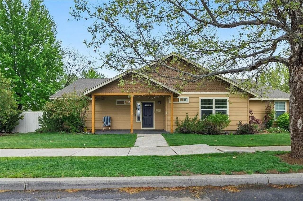 713 Ne Sandstone Ct - Photo 2 of 31