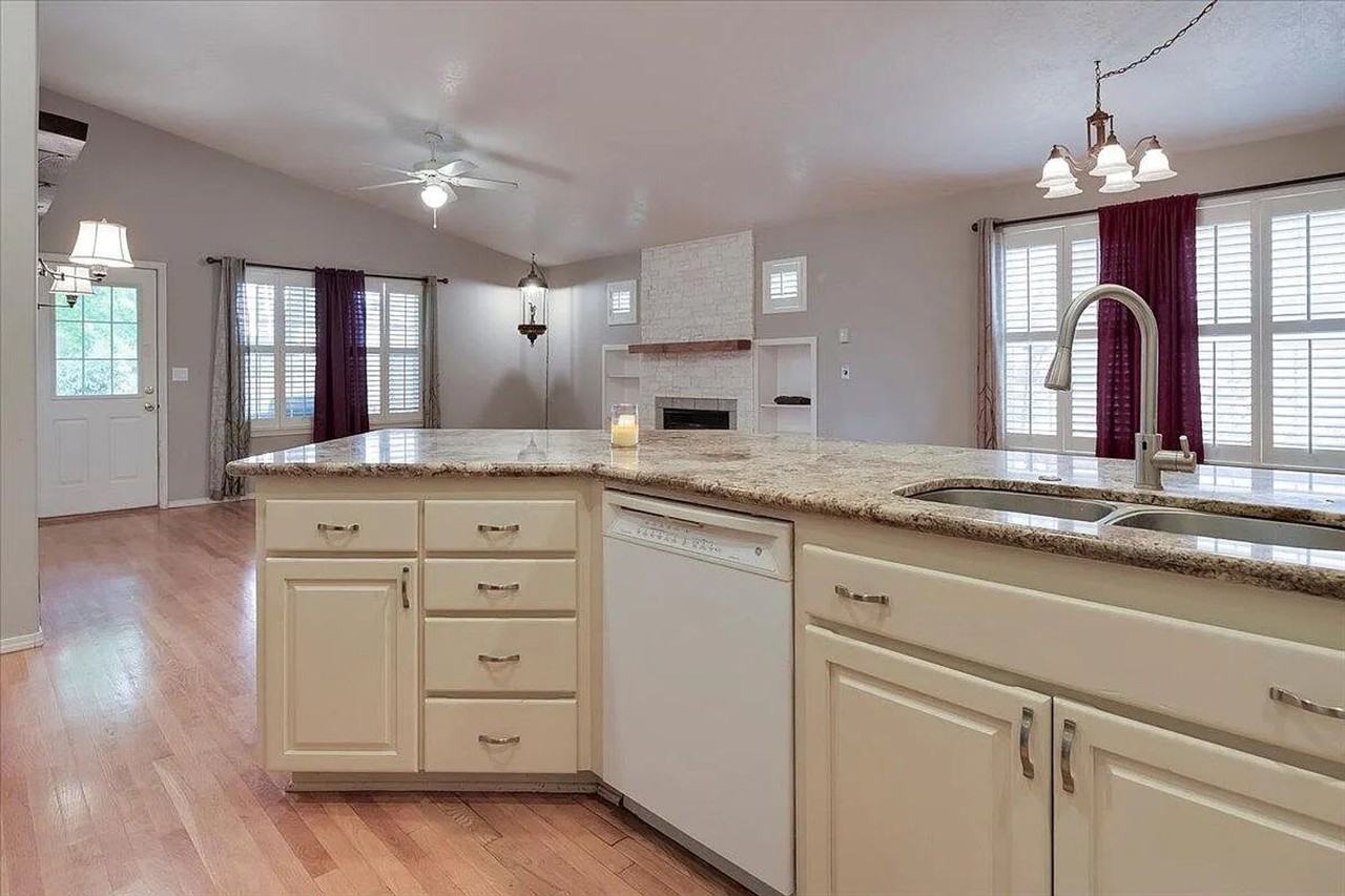 713 Ne Sandstone Ct - Photo 5 of 31