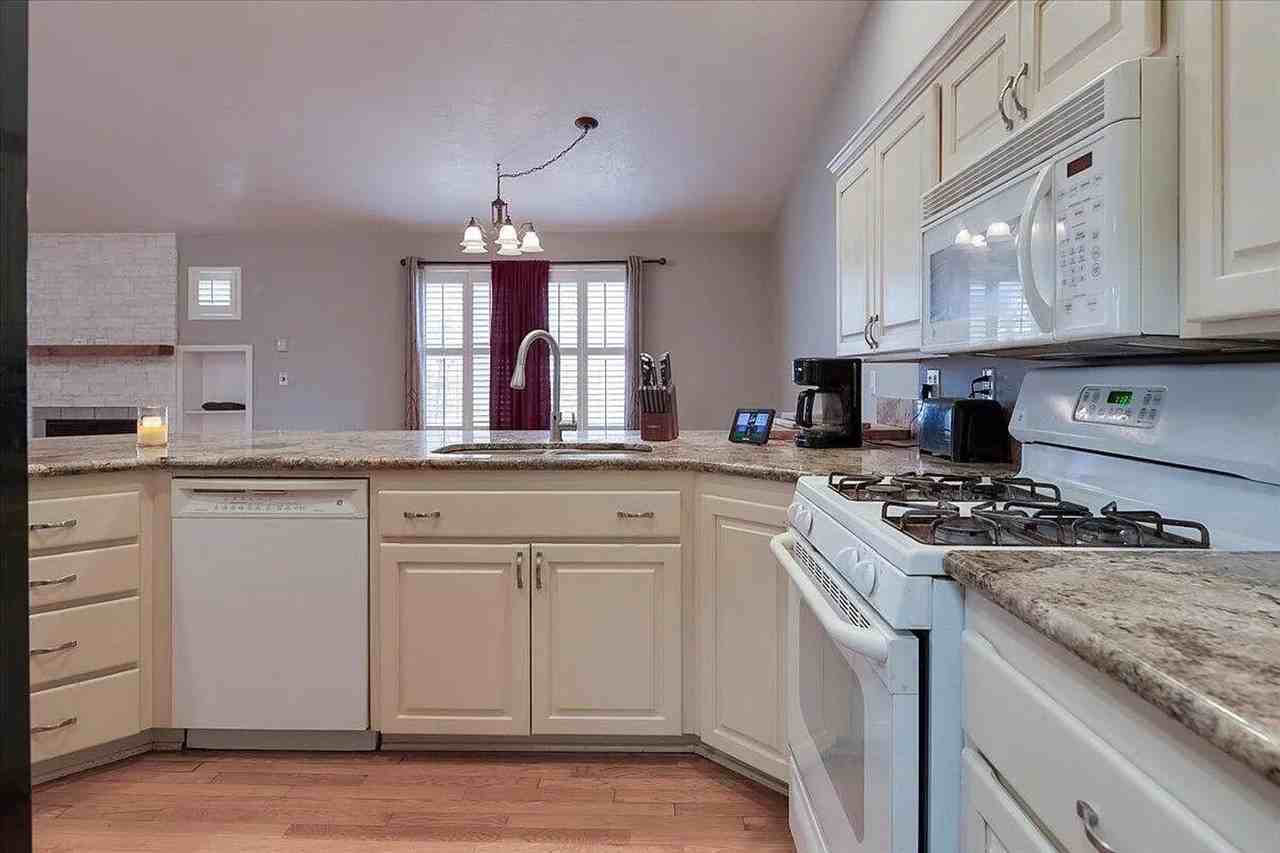 713 Ne Sandstone Ct - Photo 6 of 31