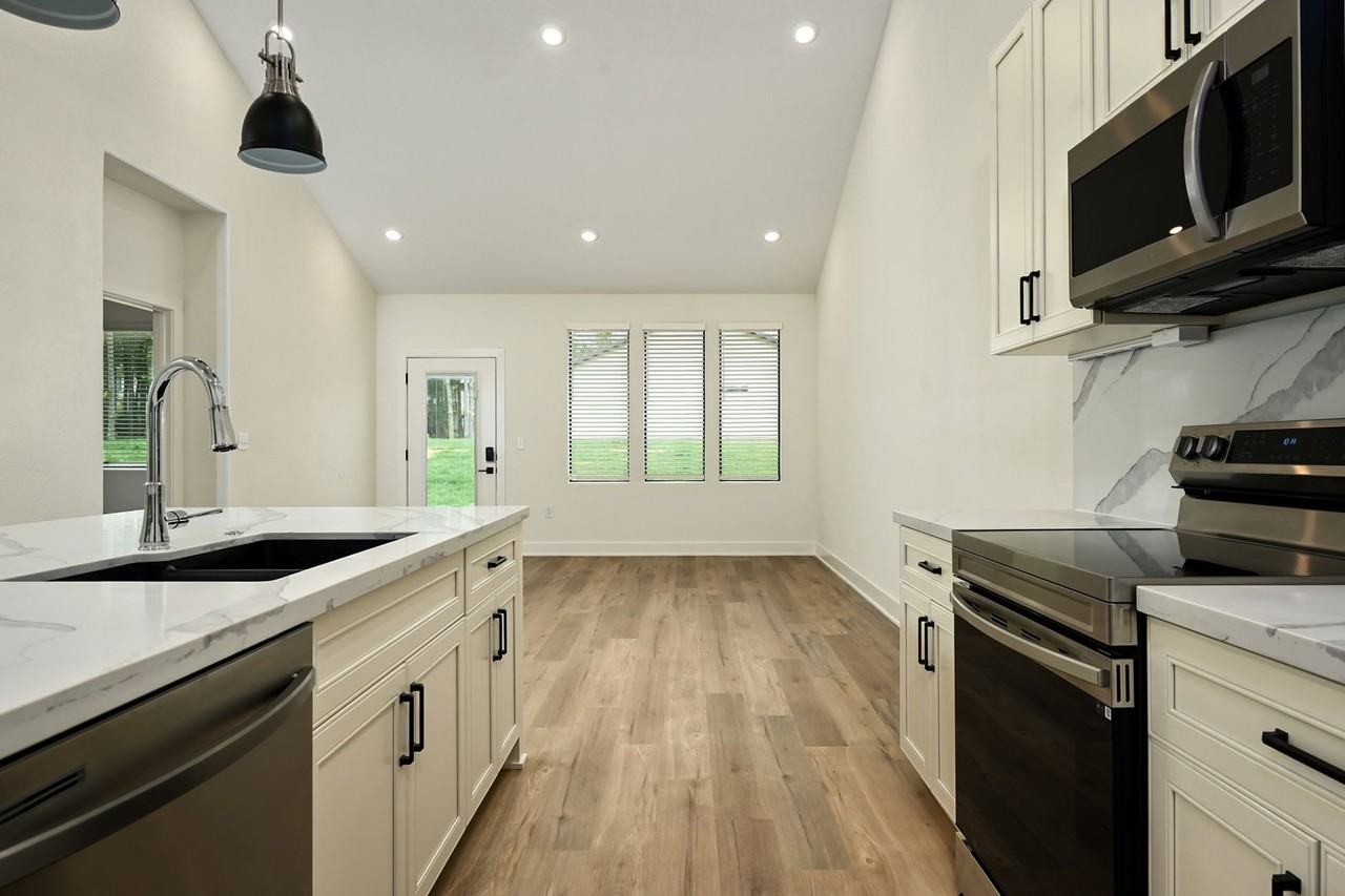 100 100 & 102 Amberwood Ct. - Photo 4 of 50