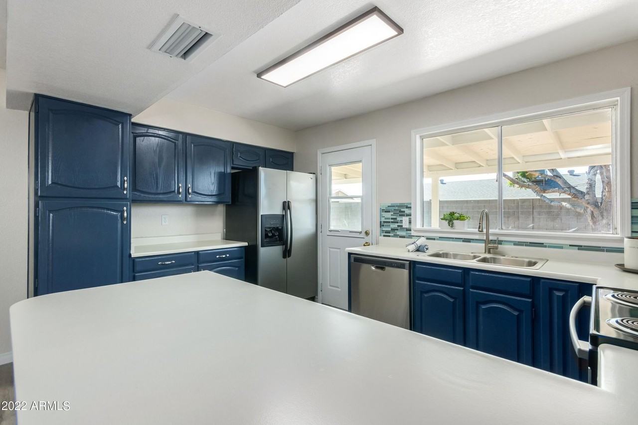 8533 W Golden Ln - Photo 6 of 13