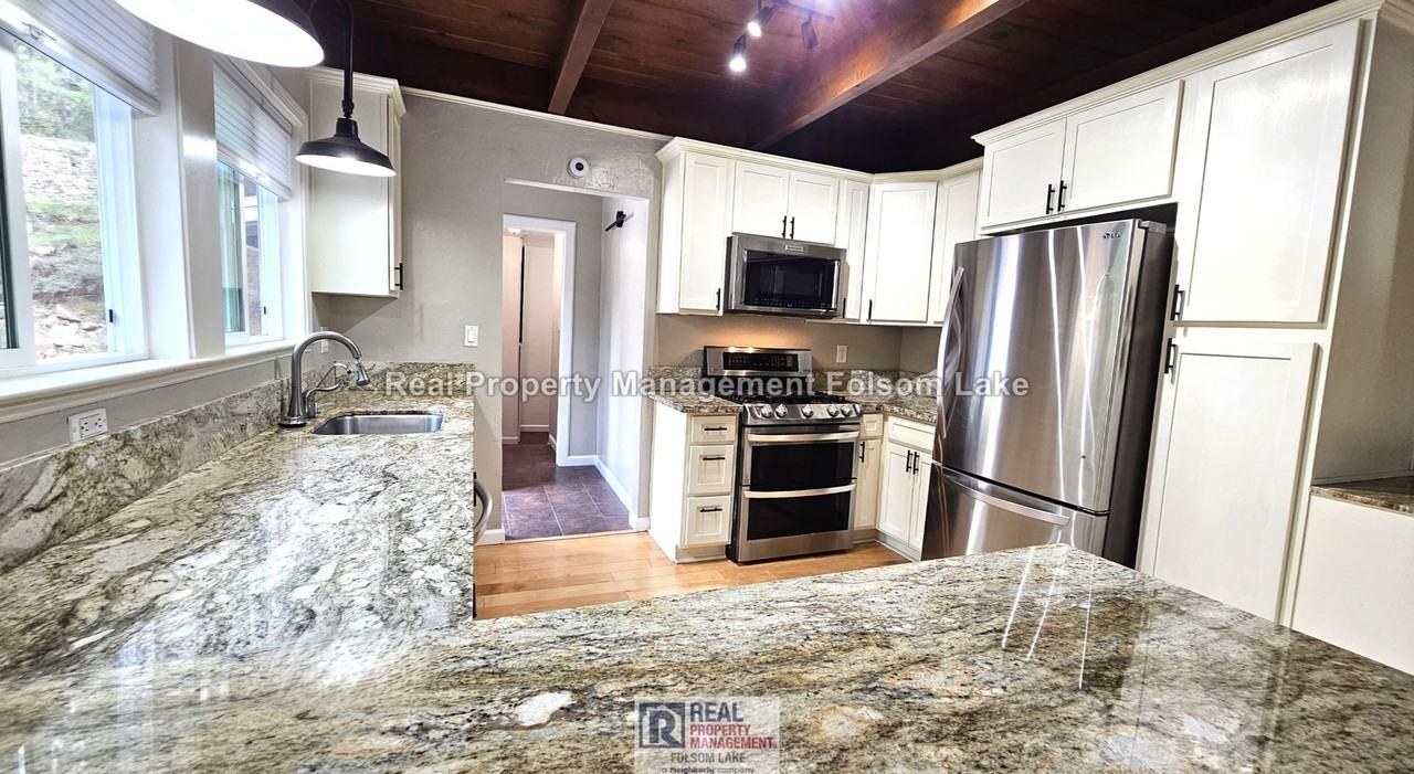 4340 Fairglade Rd - Photo 3 of 20