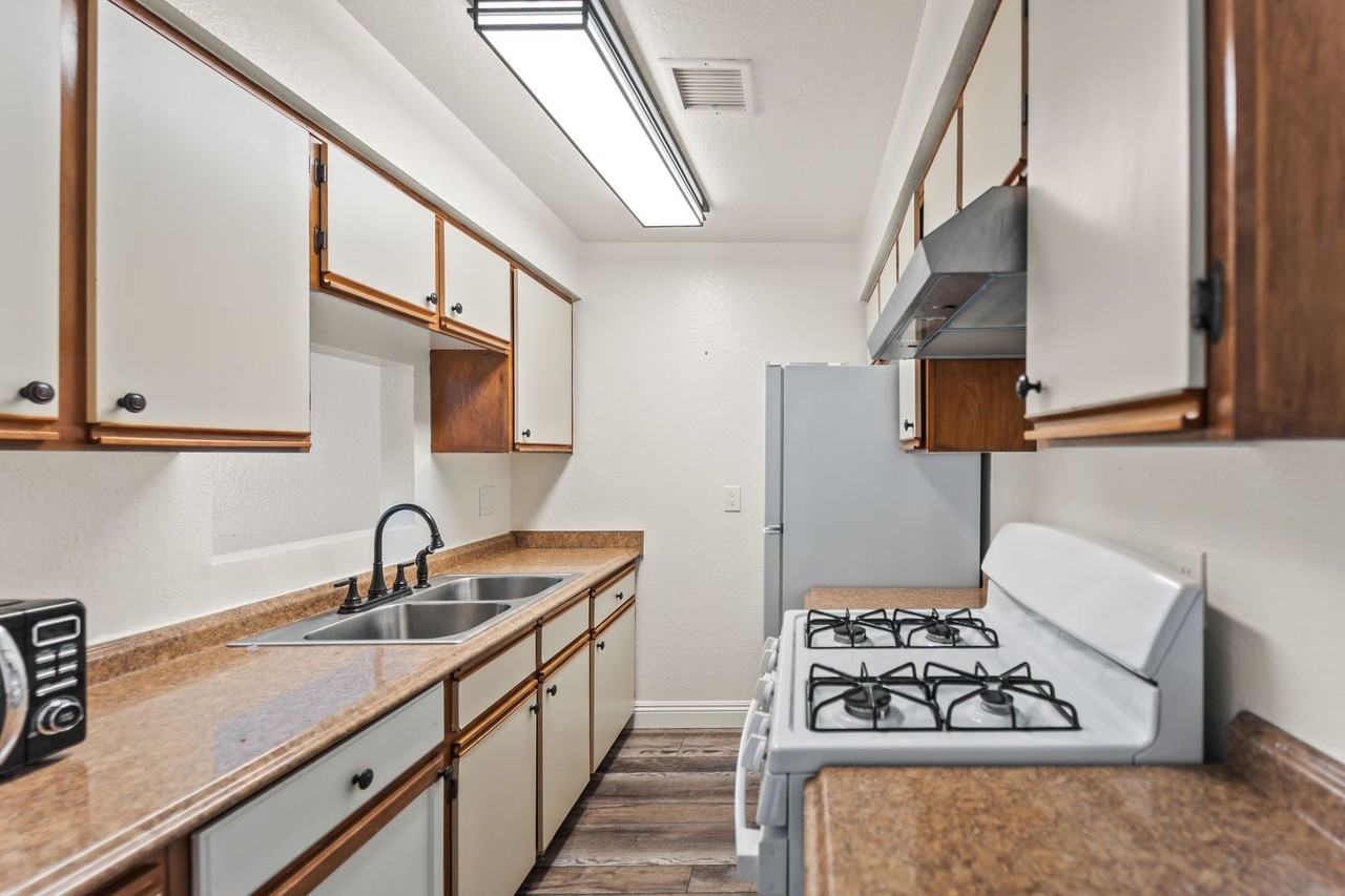 248 E Buckthorn St - Photo 6 of 24