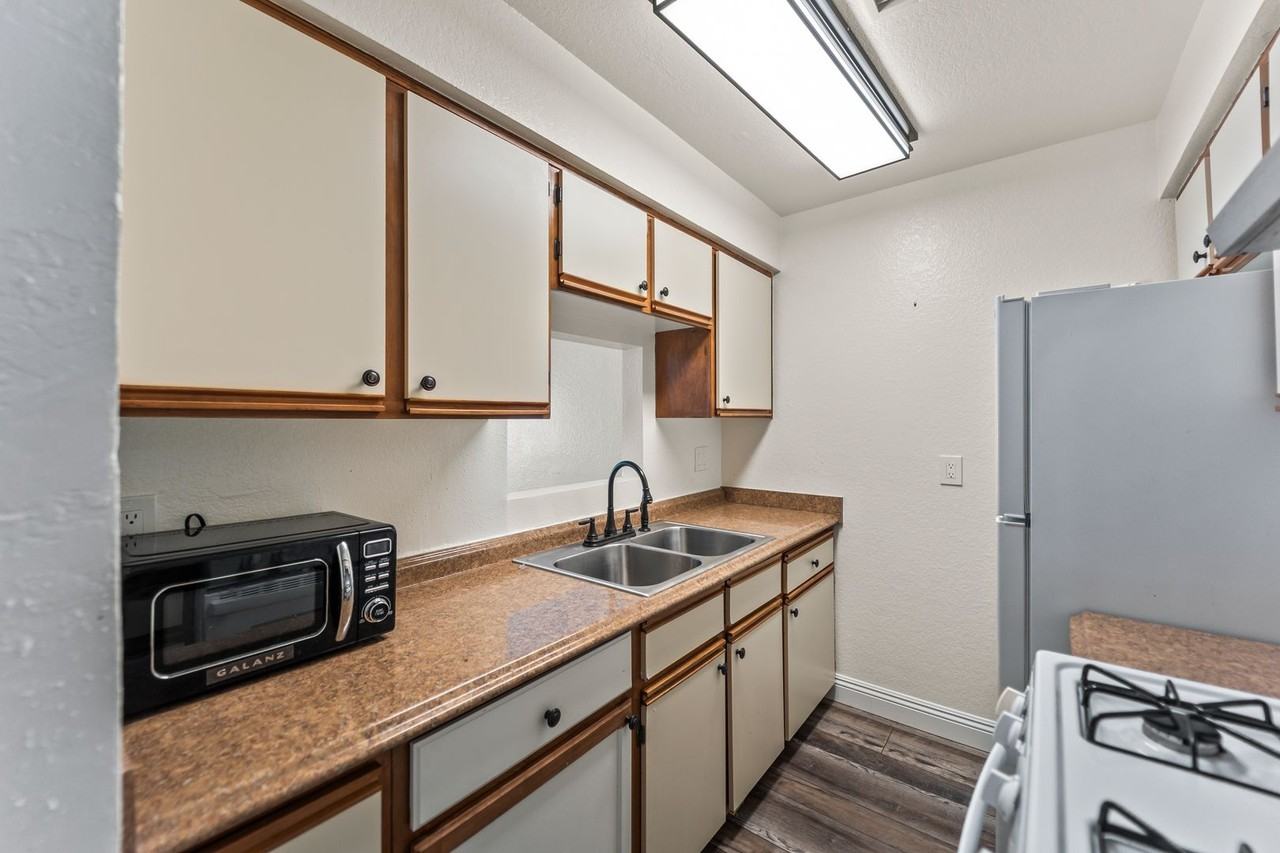 248 E Buckthorn St - Photo 7 of 24