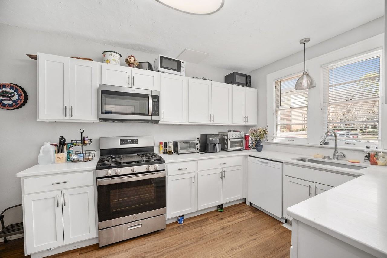 949 Sw 13th St - Photo 3 of 38