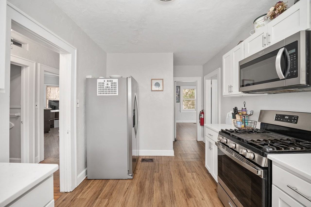 949 Sw 13th St - Photo 4 of 38