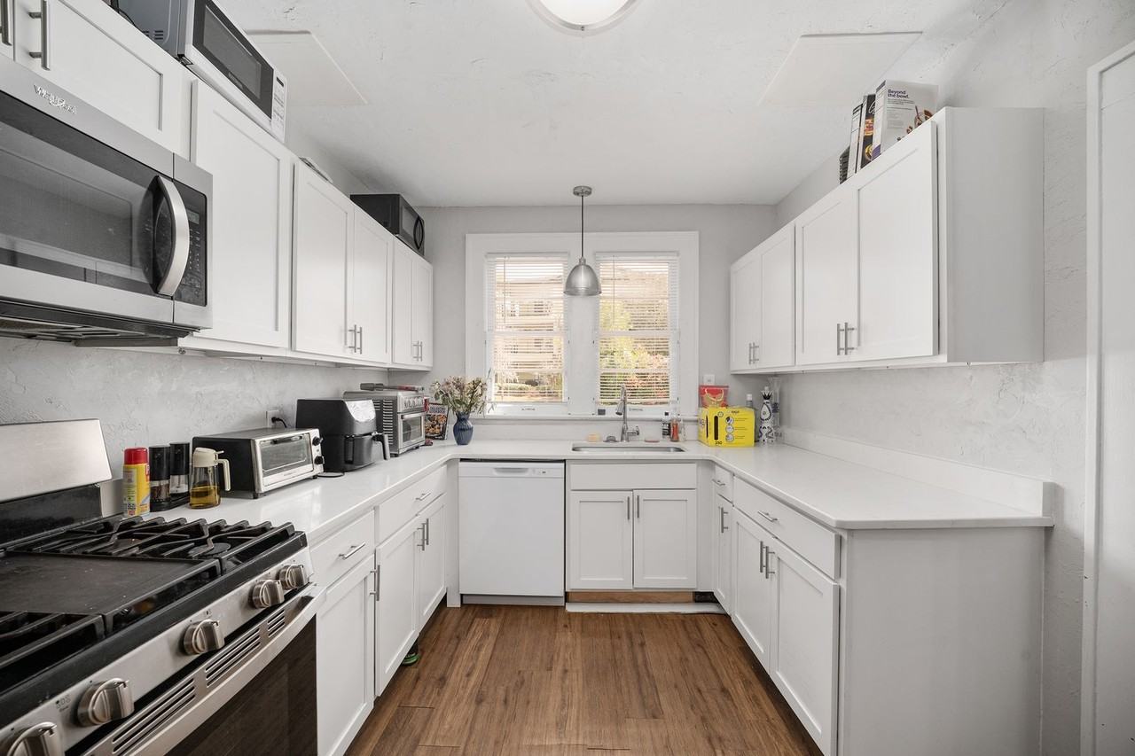 949 Sw 13th St - Photo 5 of 38