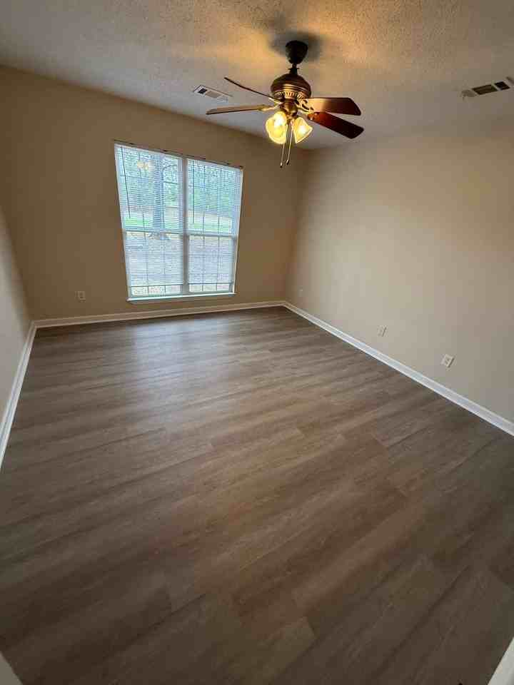 1460 Georgia Ave Se - Photo 5 of 10