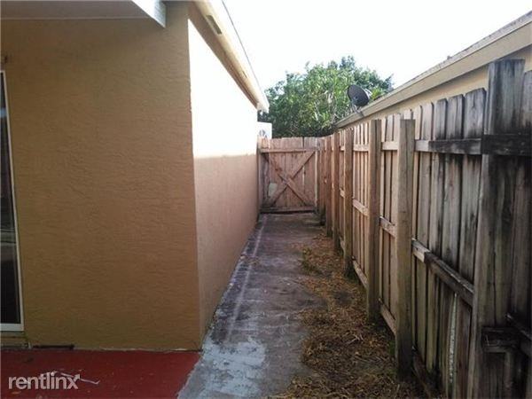 768 SW 9th St - Photo 3 of 14