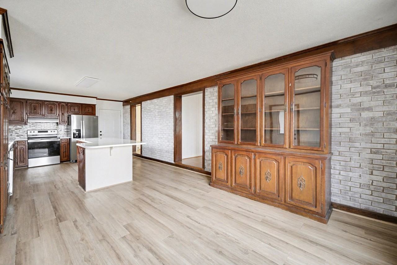 1035 Timberlane Dr - Photo 3 of 21