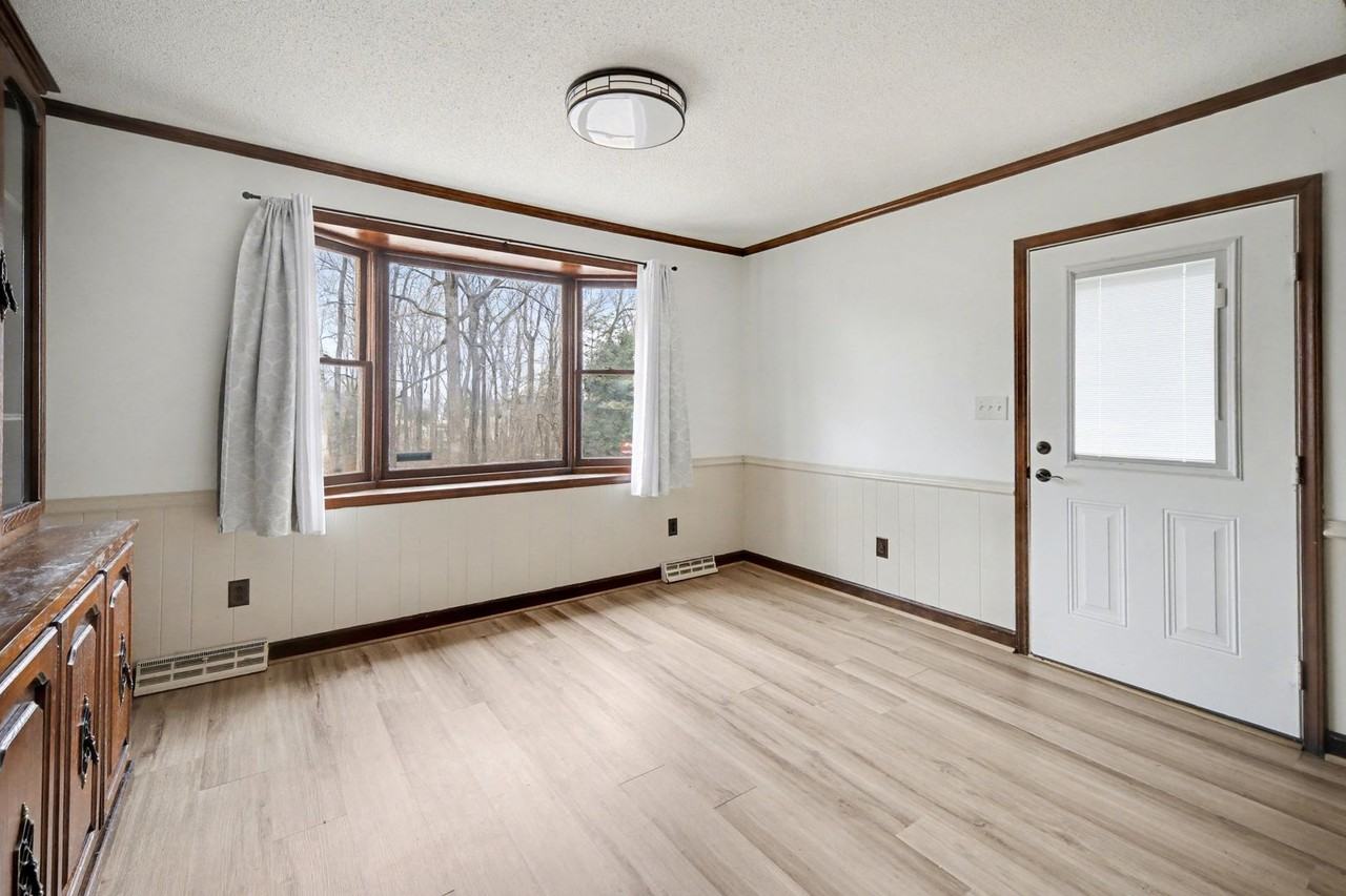 1035 Timberlane Dr - Photo 4 of 21