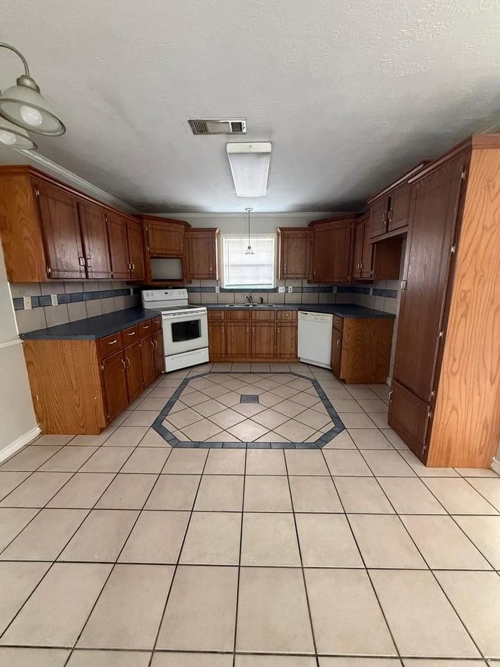 786 Laurel St - Photo 2 of 11