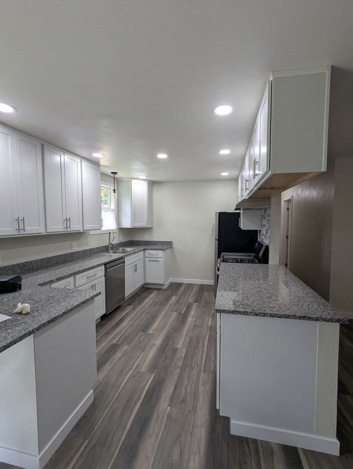 794 Ne Craig St - Photo 5 of 25