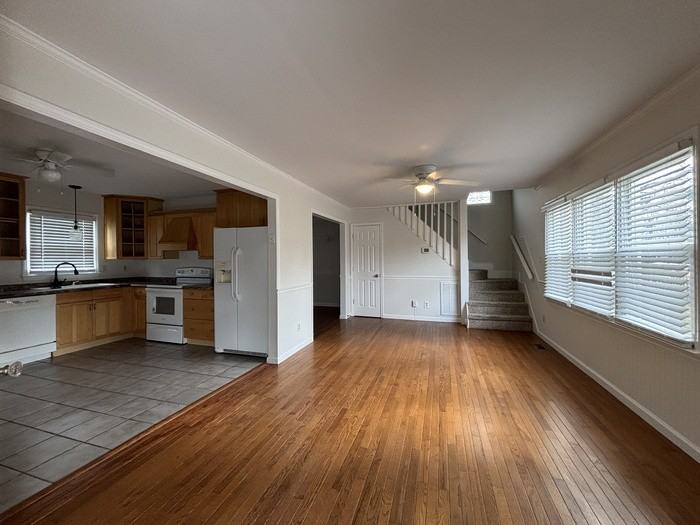 423 Hartford Ave - Photo 4 of 20