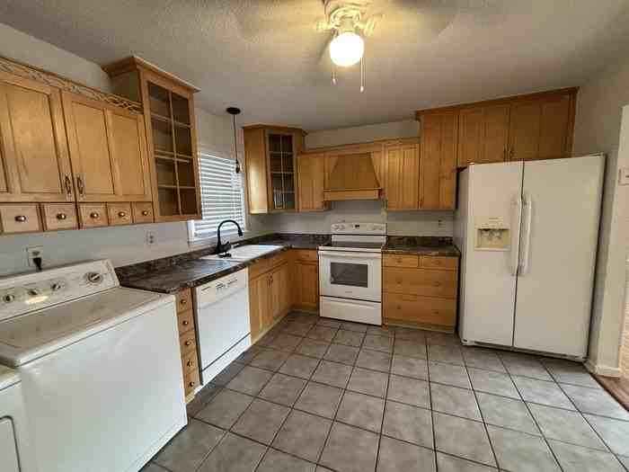 423 Hartford Ave - Photo 7 of 20