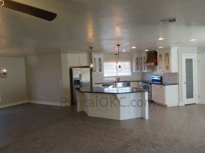 5320 N Drexel Blvd - Photo 2 of 17