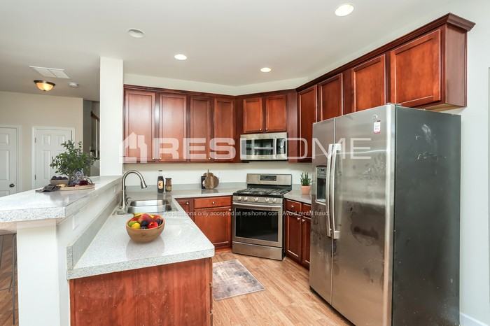 658 Briarhurst Ct - Photo 2 of 18