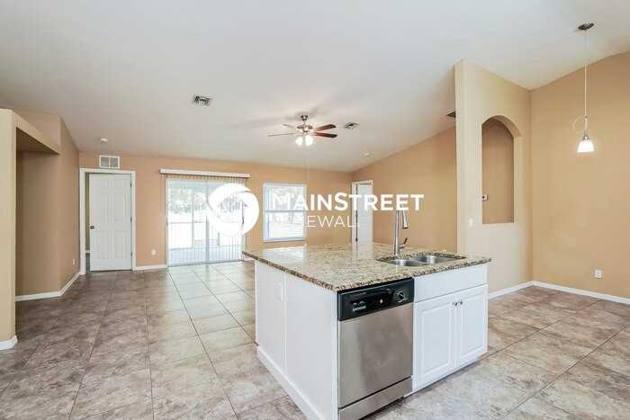 3720 Sw 6th Ave - Photo 5 of 16